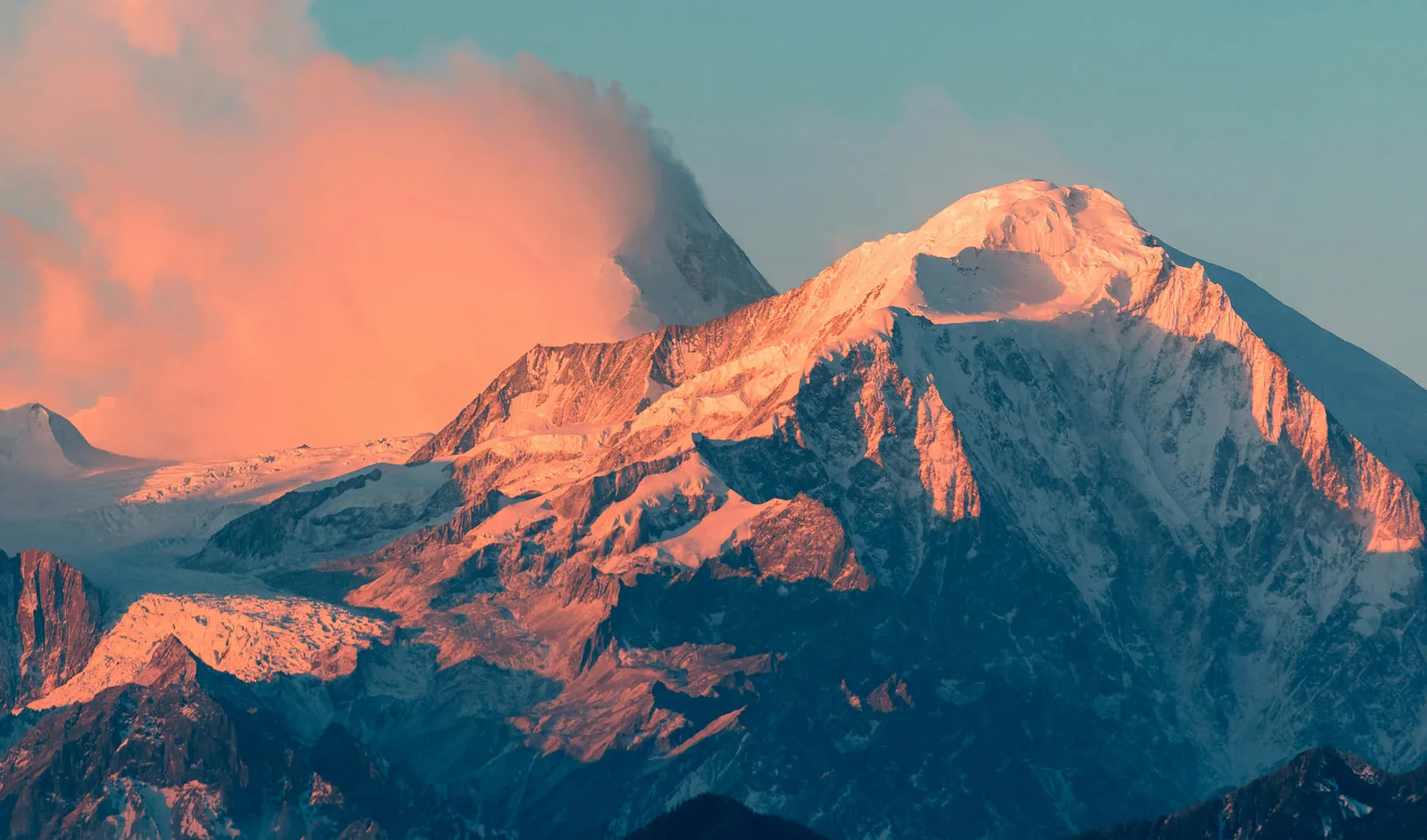 Montagnes de l'Himalaya au lever du soleil, source naturelle du Shilajit